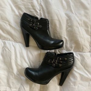 GUESS low black boots